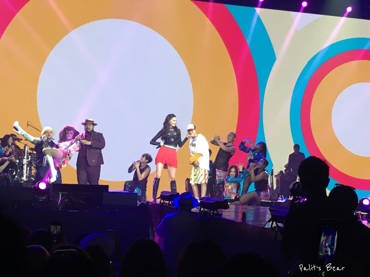 BearPetite's tweet photo. Day1: ก็อยากเป็นมือนั้นบ้าง คนขี้อ้อน😊
#FirstDateConcertDay1
#PeckPalitchokeFirstDate
#เป๊กผลิต��ชค
#PeckPalitchoke https://t.co/nRM01jAGVh