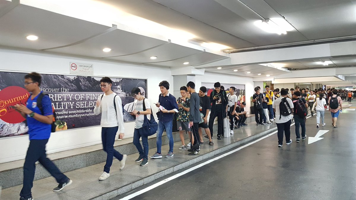TheMallThailand's tweet photo. อัพเดทภาพบรรยากาศการต่อแถวของเหล่าแฟนคลับ #BNK48 ที่เดอะมอล์ บางกะปิ ตอนนี้มีแฟนคลับบางส่วนได้เริ่มทะยอยเข้าไปนั่งรอใน MCC Hall แล้วค่ะ ใครที่ยังไม่ได้เข้า รออีกนิดนะคะ 
#TheMallThailand https://t.co/CA7c5bpC8T