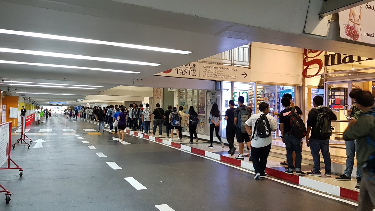 TheMallThailand's tweet photo. อัพเดทภาพบรรยากาศการต่อแถวของเหล่าแฟนคลับ #BNK48 ที่เดอะมอล์ บางกะปิ ตอนนี้มีแฟนคลับบางส่วนได้เริ่มทะยอยเข้าไปนั่งรอใน MCC Hall แล้วค่ะ ใครที่ยังไม่ได้เข้า รออีกนิดนะคะ 
#TheMallThailand https://t.co/CA7c5bpC8T