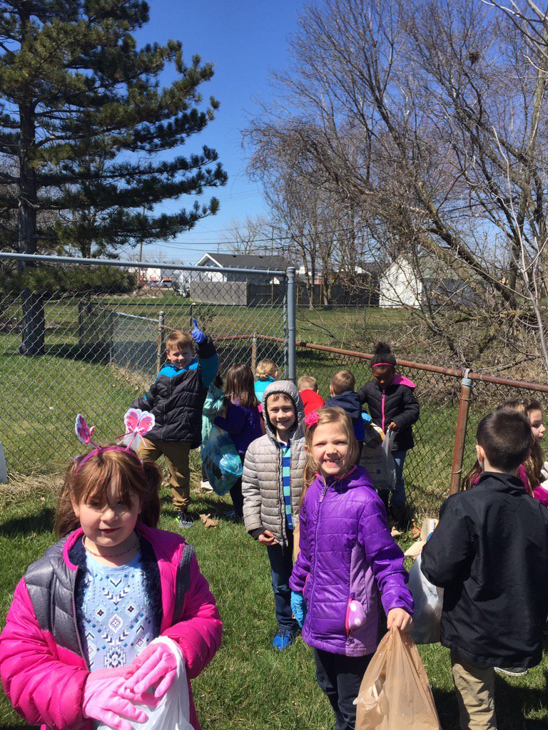 MrsGgrade1's tweet photo. 1st Graders caring for their environment by doing an Earth Day clean-up. #ikefraser #fraserfamily https://t.co/y1dBr73nfY