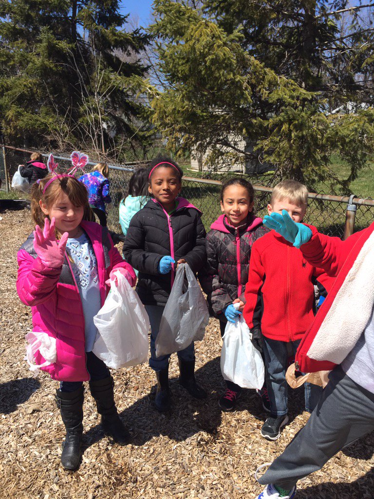 MrsGgrade1's tweet photo. 1st Graders caring for their environment by doing an Earth Day clean-up. #ikefraser #fraserfamily https://t.co/y1dBr73nfY