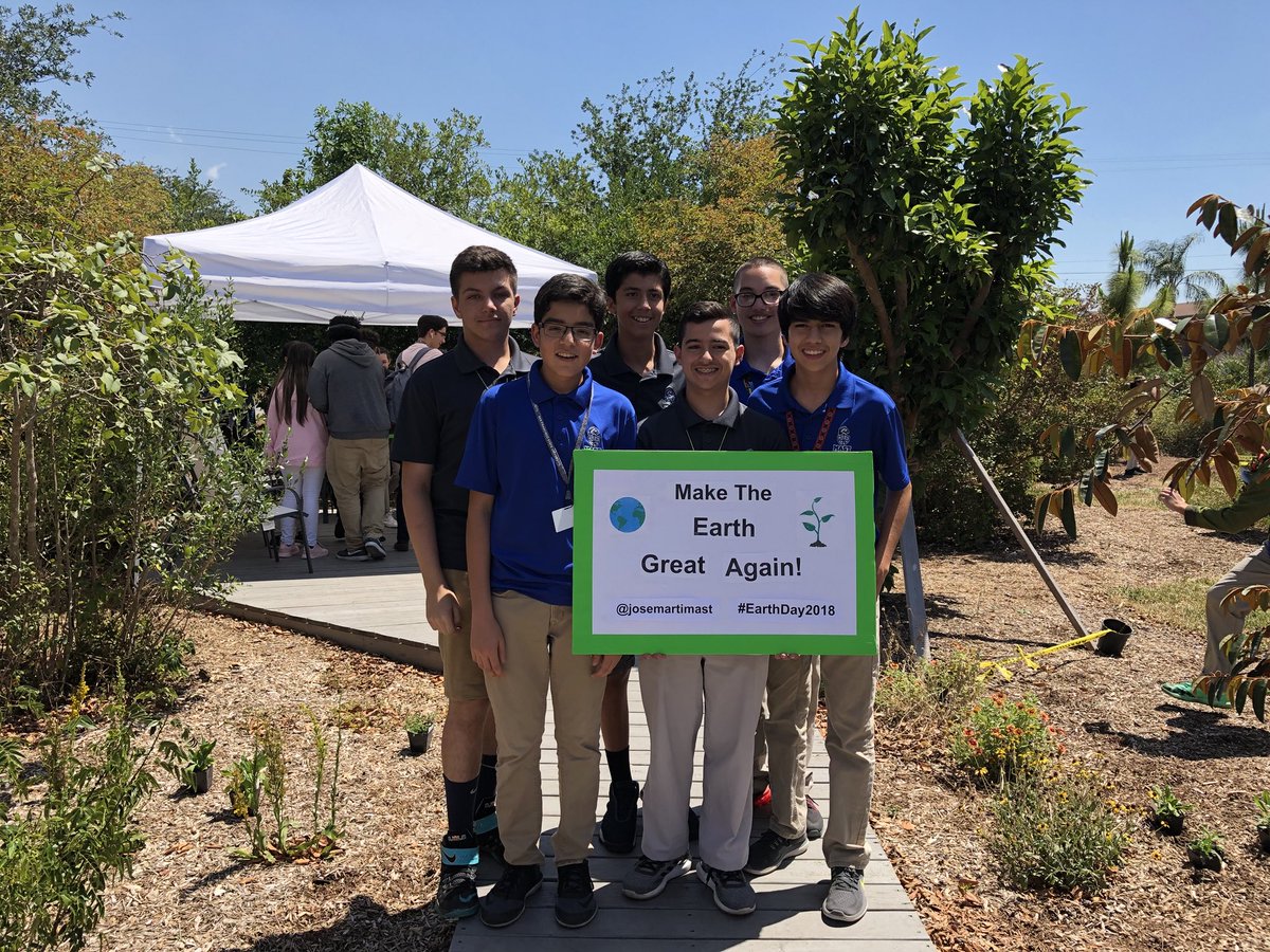 AgustinCamus4's tweet photo. I had a great time today at #EarthDay2018 celebration today @josemartimast. It was very entertaining to help out @andrewkearns64 and so many others attending!! #MDCPSEarthDay #MālamaHonua https://t.co/oQro6lgBm5