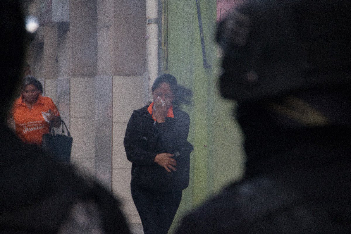 AnimalPoliticoB's tweet photo. @giselalopez68 Usted provoca repudio, peor que la Sombreruda, si no está ciega del todo verá que la ciudadanía no tenía armas, solo convicción, pero la policía fue implacable y cometió atropellos... y usted sale con hipocresía a defender a funcionarios de @Canal_BoliviaTV que son acosados OjO https://t.co/BUkcUUJ5zt