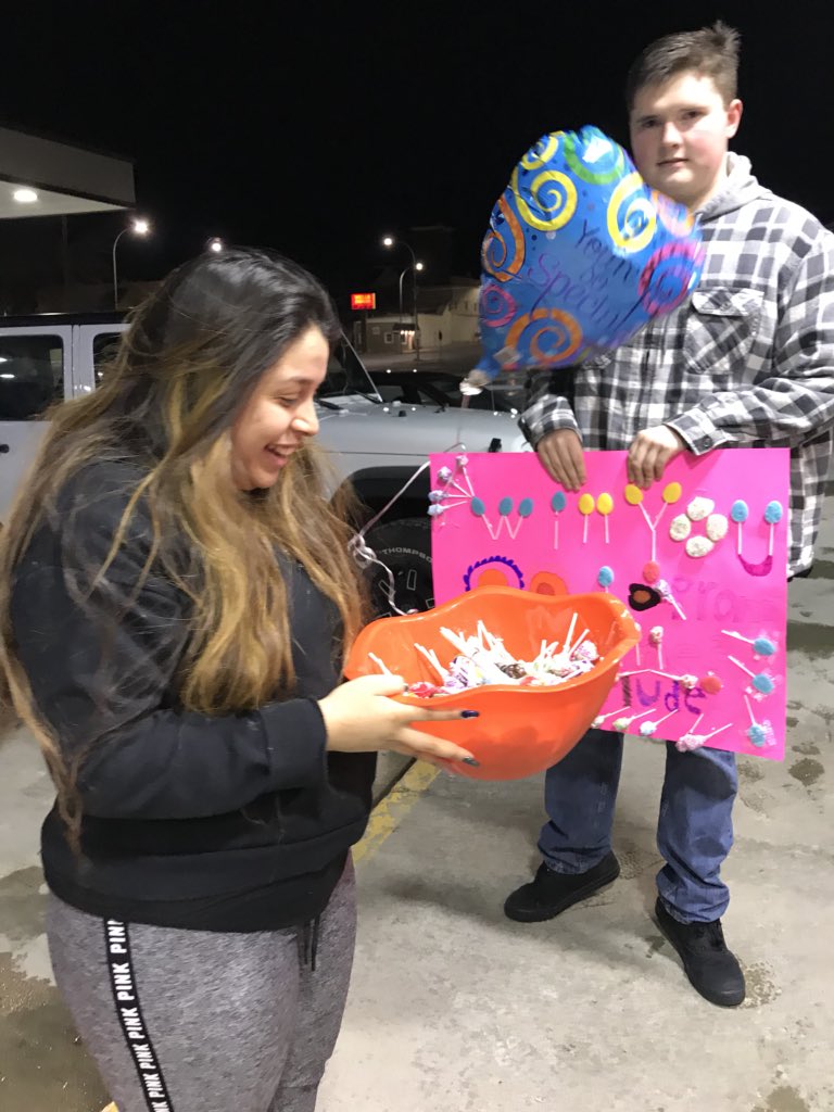 MarludLanderos's tweet photo. I HAVE THE BEST PROM DATE!!!!!!!😭❤️❤️❤️❤️❤️❤️ https://t.co/2aT9hwjuKq