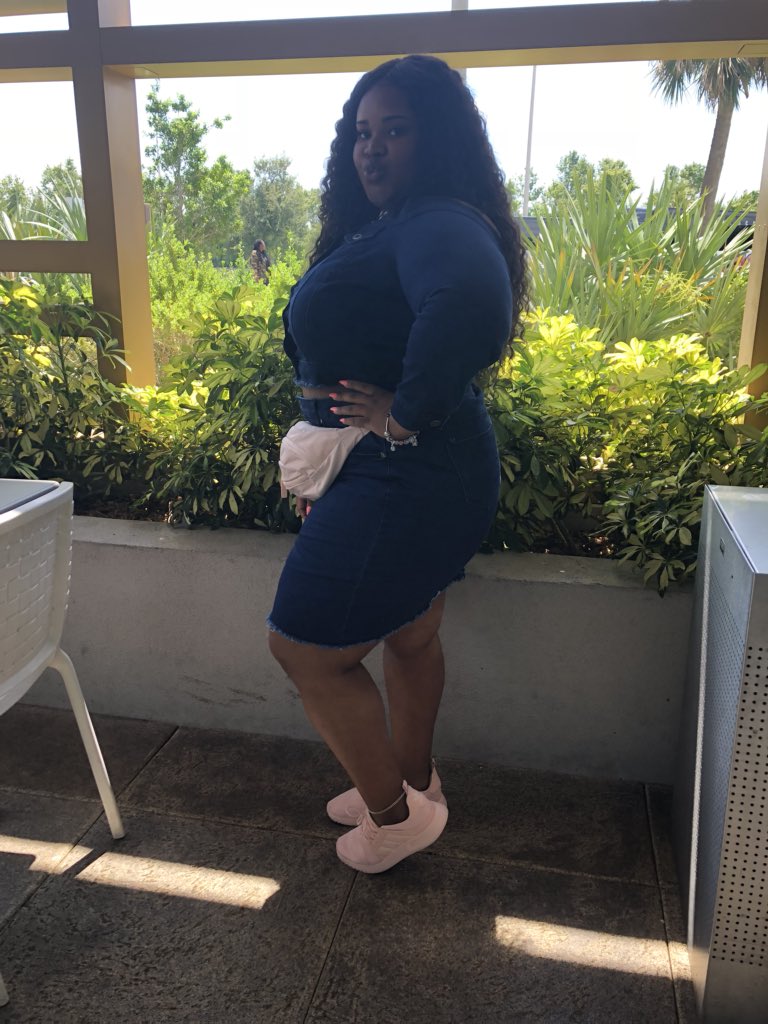 almoneyyKii's tweet image. Bad Boujee and Thick 😌 #GradBash2K18 #Gradbash