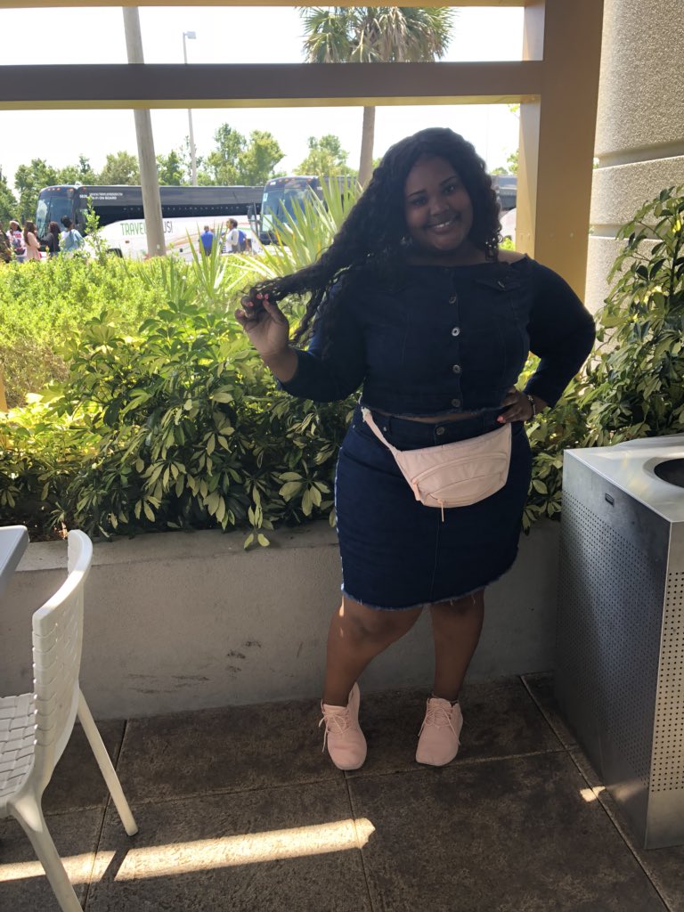 almoneyyKii's tweet image. Bad Boujee and Thick 😌 #GradBash2K18 #Gradbash