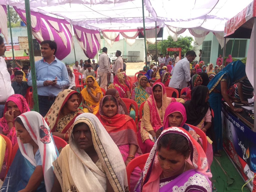 पी के गैस सर्विस, गुरसहायगंज द्वारा विस्तारित प्रधानमंत्री उज्वला के अंतर्गत श्रीमती अर्चना पांडेय , राज्य मंत्री उत्तर प्रदेश सरकार की उपस्थिति में महिलाओं को एच पी सी एल की तरफ से प्रोपराइटर डॉक्टर पी के कटियार द्वारा मुफ्त रसोई गैस कनेक्शन का वितरण किया गया