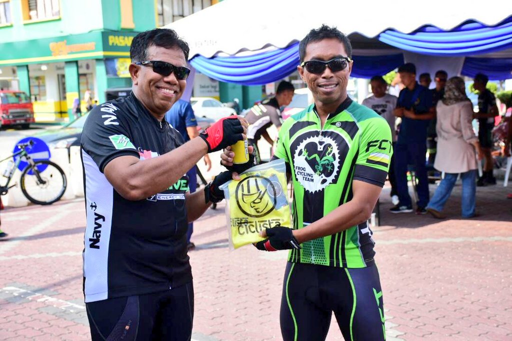 HQ Western Fleet (@mpa_barat) on Twitter photo Penyampaian hadiah kpd pemenang Kayuhan Rakyat oleh PAB DS <a href="/roslan1531/">VAdm Roslan Ramli</a>. Pemenang utama akan menerima hadiah malam ni. Jgn lupa hadir beramai2 banyak aktiviti menarik menanti
#SambutanLumutBandarTLDM
#LumutNavalTown
#HariTLDM84
<a href="/tldm_rasmi/">Royal Malaysian Navy</a> <a href="/mykamarul/">Kamarul</a> <a href="/rusliramli544/">VAdm Rusli Ramli</a> <a href="/kdptldm/">KD PELANDOK</a> Penyampaian hadiah kpd pemenang Kayuhan Rakyat oleh PAB DS <a href="/roslan1531/">VAdm Roslan Ramli</a>. Pemenang utama akan menerima hadiah malam ni. Jgn lupa hadir beramai2 banyak aktiviti menarik menanti
#SambutanLumutBandarTLDM
#LumutNavalTown
#HariTLDM84
<a href="/tldm_rasmi/">Royal Malaysian Navy</a> <a href="/mykamarul/">Kamarul</a> <a href="/rusliramli544/">VAdm Rusli Ramli</a> <a href="/kdptldm/">KD PELANDOK</a>