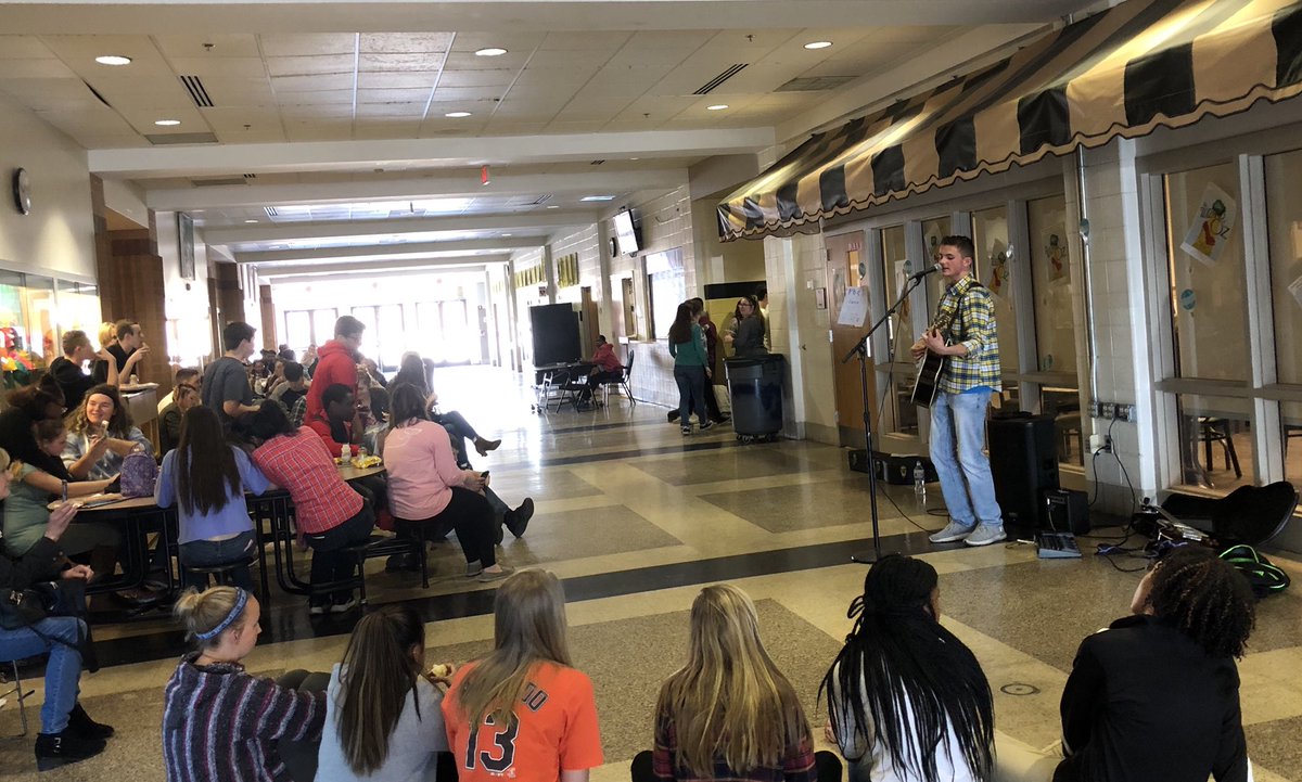 McM_EHS's tweet photo. Tech takes Time to show that we care! Thank you amazing Ts and Ss for working to make positive change! #totallytech #CobrasforKindness #TechYeah  @collins6HCPS @druhoags @TechAuthen https://t.co/uYwt4TVdun