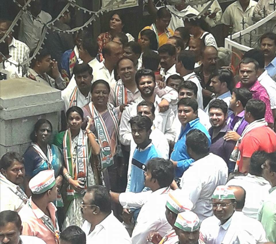 BNMREDDY's tweet photo. ಬಿಟಿಎಂ ವಿಧಾನಸಭಾ ಕ್ಷೇತ್ರದ ಕಾಂಗ್ರೆಸ್ ಅಭ್ಯರ್ಥಿಯಾಗಿರುವ ರಾಮಲಿಂಗಾರೆಡ್ಡಿ ಅವರು ಲಕ್ಕಸಂದ್ರದ ಮಹಾ ಗಣಪತಿ ದೇವಸ್ಥಾನದಲ್ಲಿ ಪೂಜೆ ಸಲ್ಲಿಸಿ ನಂತರ ಕೋರಮಂಗಲದ ಚುನಾವಣಾ ಕಛೇರಿಯಲ್ಲಿ ತಮ್ಮ ನಾಮಪತ್ರವನ್ನು ಸಲ್ಲಿಸಿದರು.
#NammaRamalingaReddy #NammaBTM #RLR4BTM #INC4Karnataka #BTMLayout @RLR_BTM @INCKarnataka https://t.co/cWxcWV1Qbl