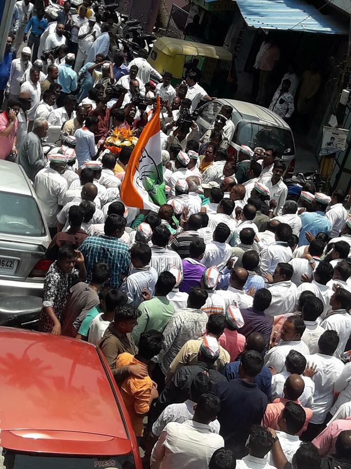 BNMREDDY's tweet photo. ಬಿಟಿಎಂ ವಿಧಾನಸಭಾ ಕ್ಷೇತ್ರದ ಕಾಂಗ್ರೆಸ್ ಅಭ್ಯರ್ಥಿಯಾಗಿರುವ ರಾಮಲಿಂಗಾರೆಡ್ಡಿ ಅವರು ಲಕ್ಕಸಂದ್ರದ ಮಹಾ ಗಣಪತಿ ದೇವಸ್ಥಾನದಲ್ಲಿ ಪೂಜೆ ಸಲ್ಲಿಸಿ ನಂತರ ಕೋರಮಂಗಲದ ಚುನಾವಣಾ ಕಛೇರಿಯಲ್ಲಿ ತಮ್ಮ ನಾಮಪತ್ರವನ್ನು ಸಲ್ಲಿಸಿದರು.
#NammaRamalingaReddy #NammaBTM #RLR4BTM #INC4Karnataka #BTMLayout @RLR_BTM @INCKarnataka https://t.co/cWxcWV1Qbl