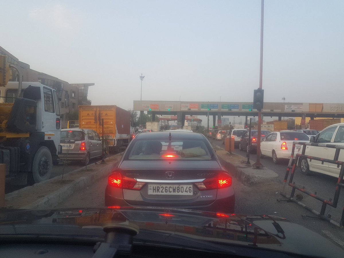 DaydreamzUnlmtd's tweet photo. It doesn't matter what time of day you travel, massive jams on #Kherkidaulatoll are always there to welcome you.
No #FasTag, no #PassTag, no action on removing #Kherkidaulatoll or completing the #DwarkaExpressway.
The Govt, in its inaction, is just playing with the voters. https://t.co/LHG6wa2AsS