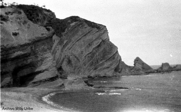 gurimousen's tweet image. La central nuclear de Lemoiz, fue construida sobre la cala de #Basordas, que fue cerrada y drenada mediante un dique.
Este enclave costero, pertenecía a Mungia, aunque más tarde sería anexionado a Lemoiz.
(Fotos de antes y después del cerrado, del archivo de Willy Uribe)