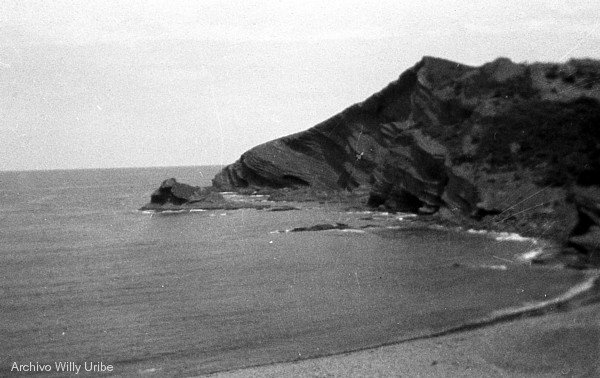 gurimousen's tweet image. La central nuclear de Lemoiz, fue construida sobre la cala de #Basordas, que fue cerrada y drenada mediante un dique.
Este enclave costero, pertenecía a Mungia, aunque más tarde sería anexionado a Lemoiz.
(Fotos de antes y después del cerrado, del archivo de Willy Uribe)