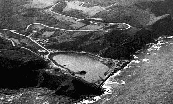 gurimousen's tweet image. La central nuclear de Lemoiz, fue construida sobre la cala de #Basordas, que fue cerrada y drenada mediante un dique.
Este enclave costero, pertenecía a Mungia, aunque más tarde sería anexionado a Lemoiz.
(Fotos de antes y después del cerrado, del archivo de Willy Uribe)