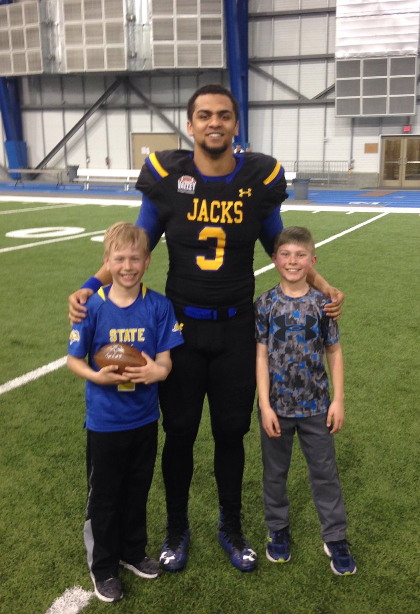 BitsTD91's tweet photo. Day made! They both got to catch a pass from him, too! Thanks for taking the time for them @T_Time_3! @GoJacksFB #GoJacks #2018SpringGame https://t.co/vPwMJcx8l6