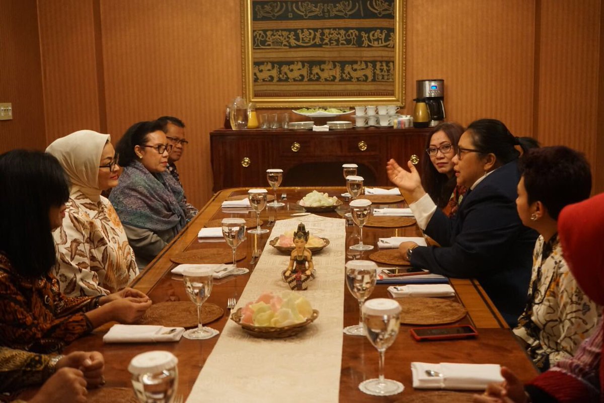 penny_lukito's tweet photo. Bfast meeting kami dgn Deputi Watapri u/PBB di New York, Ina Krishnamurti pagi ini, mmbahas pentingnya pengawasan Obat &amp; Makanan sbg bagian dari agenda pembangunan, serta peluang kerjasama dan bantuan peningkatan kapasitas dari organisasi internasional #BPOMinUSA https://t.co/xaA1Mj7gN1