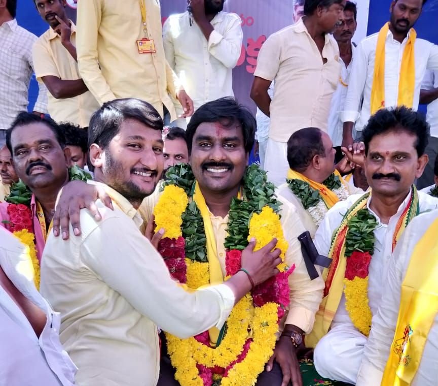 DhanaReddyTDP01's tweet photo. ధర్మపోరాట దీక్షలో నవ యువ సత్యవేడు MLA ఆదిత్య గారితో నేను సైతం...
#CBNfast4Justice
#CBNDharmaDeeksha
#CBNFast4AP
#AskRam
#APDemandsJustice #APwithCBN
@aditya_talari @RamMNK @tdpbrahmam @ChennaiTdpForum @Bhashyampoorna @tdpnanda https://t.co/P5IOeFDtRf