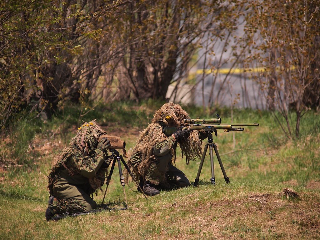 エイブラムズ 対人狙撃銃 M24 を三脚で運用してるの初めて見た マンフロット057シリーズのカーボン三脚ですね 米軍で使ってるのは知ってたけど陸上自衛隊にもあったのか 緑系迷彩に塗られててかっこいい 松本駐屯地 T Co