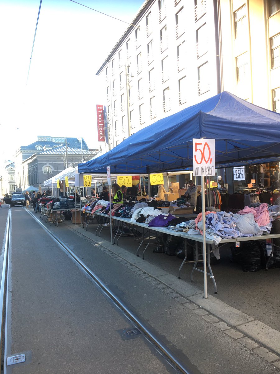 bj_samdal's tweet image. Markedsdag i Bogstadveien, gaten er stengt for bilister og bodene settes opp igjen (og igjen). "Trenger" vi mer kjøpekraft? #handlegate #boder #tilbudsmarked #kjøpkjøpkjøp #bogstadveien