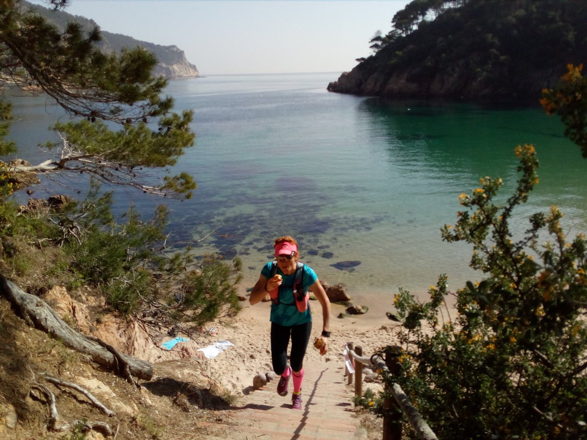 emmaroca1's tweet photo. Retweeted Costa Brava Stage Run (@CostaBravaRun):
Albert Navarro i @emmaroca1 lideren #CBSR2018 al seu pas per la paradisíaca platja d'Aiguablava (Begur). A 33km per arribar a Cala Montgó!
Segueix en viu a: https://t.co/Qr5Uqerv2E https://t.co/SkCGIOgrQg