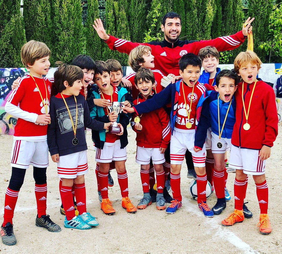 Nuestros Bears 🐻 de G2 recibieron sus medallas 🥇 por la gran temporada que han hecho. FELICIDADES!!! ⚽️🔝