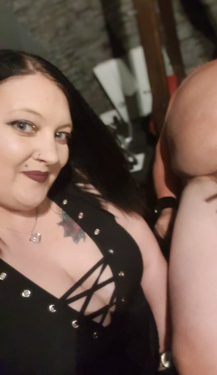 MissDawnMcFear's tweet photo. Good morning kinksters 

A quiet weekend for Me today
Family visiting tomorrow, so I plan to top up My tan today

I shall be replying to messages once I have had My morning coffee.

Have a fab weekend you kinky bunch
💋 https://t.co/3S7oAxW7FB