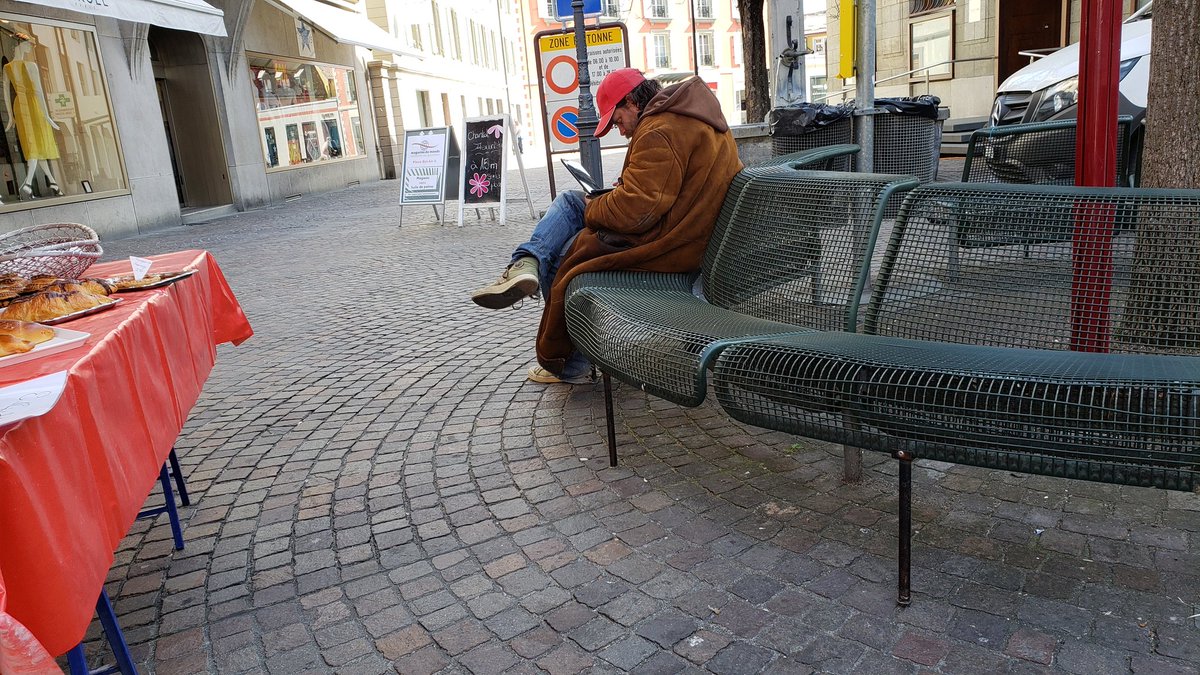 HammeringStuff's tweet photo. #onlyinswitzerland homeless dude checking his bitcoin account https://t.co/mzUTTfisiP