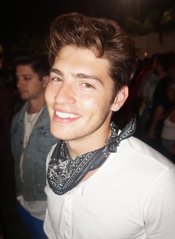 seriadicta's tweet photo. @imaginator1d look how cute he is https://t.co/LvEESmcDmj