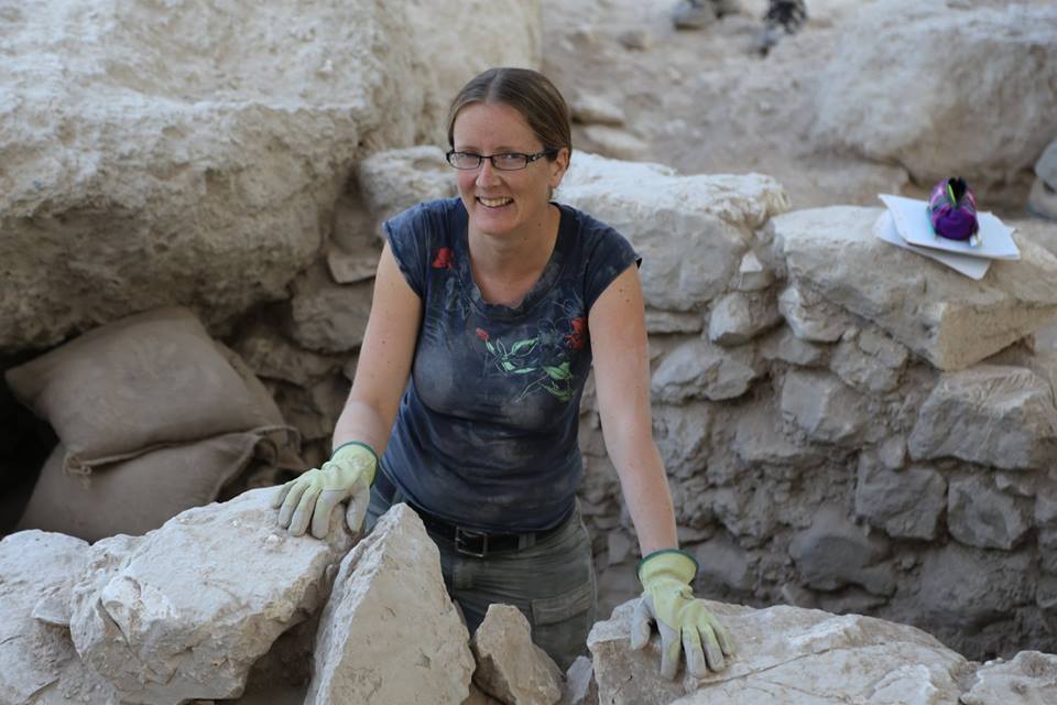 Sampling the Remains of the Past azekah.org/2018/04/21/sam…