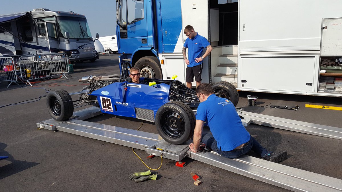 CarShizz's tweet photo. A warm and sunny race day for once. 😁 good luck to andrew higginbottom!
---------------------------------------------------
#formulaford1600 #ff1600 #doningtonparkcircuit #doningtonpark #singleseater #racing #motorracing #warm #sunny #goodluck https://t.co/lLaLp2lUfA