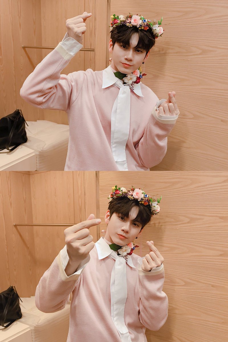 lienhuynh264135's tweet photo. Xinh xẻo quá #옹성우 #MCOng cái này là đẹp hơn hoa nè ❤️ https://t.co/3watZLriD3