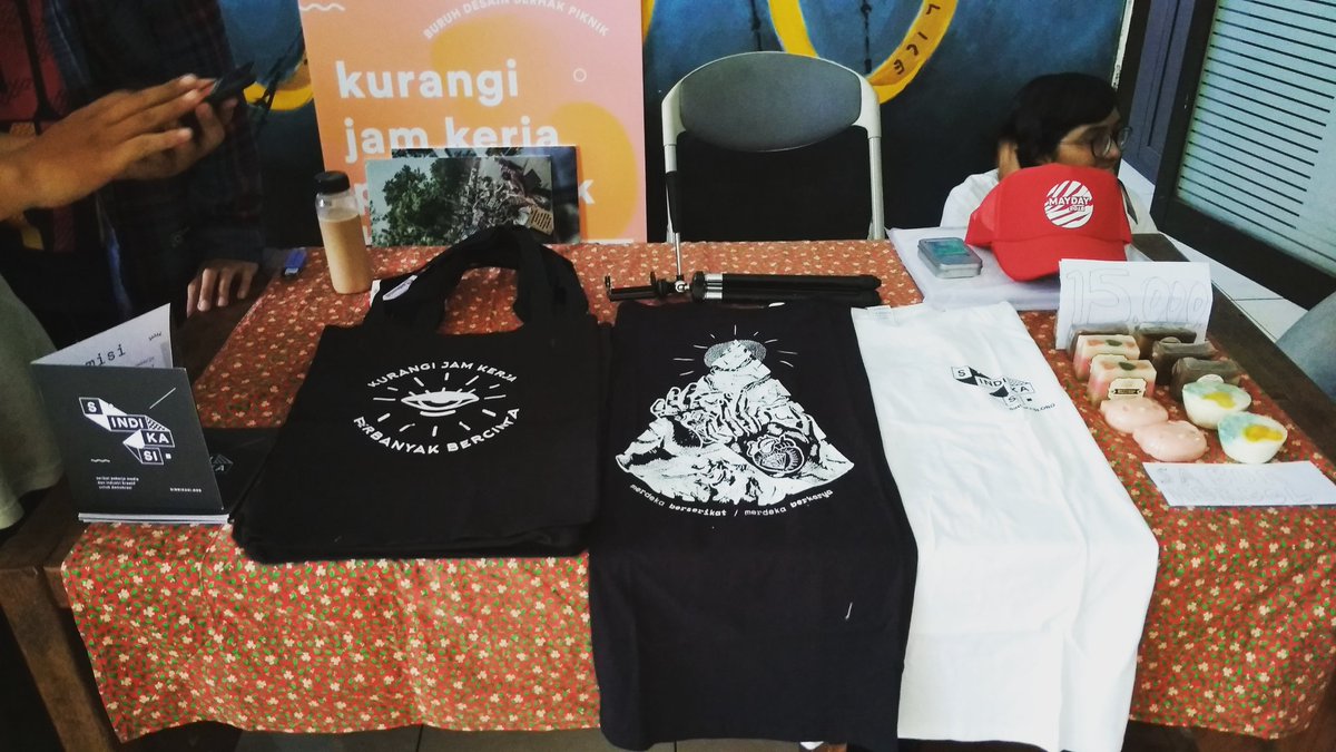 KOMDAG_'s tweet photo. Geng, yuk mampir ke @LBH_Jakarta kita lagi nebeng di boothnya kakak tertua @SINDIKASI_ bisa jajan, hayuk siniiii https://t.co/Tbj8QqG4xj