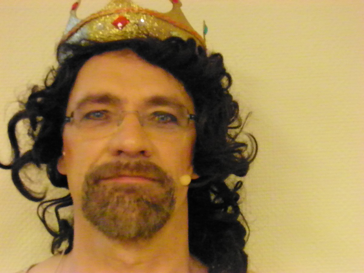 Runerdieker's tweet photo. Daarvoor was de baard dus, de pruik en kroon zitten scheef na een woeste scene en helaas zie je mijn mooie gewaden ook niet... Maar selfies maken op het toneel, dat is er natuurlijk niet bij! https://t.co/uP5iSZnlXf