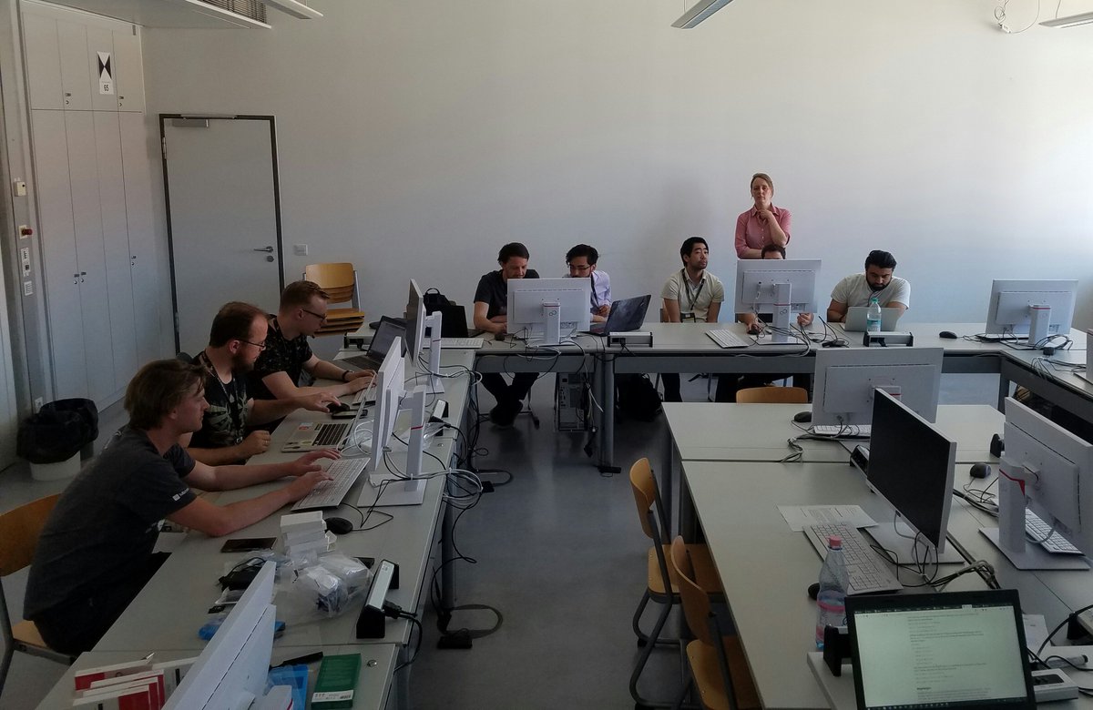 TuringBus's tweet photo. Der #TuringBus mit dem #digitalenFlugblatt beim #DevCamp18! https://t.co/WNJUB7tzNY