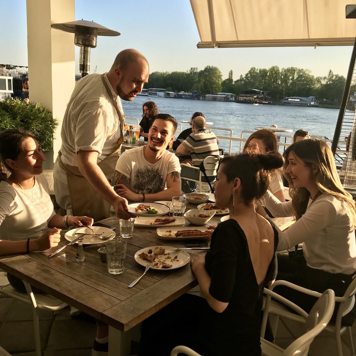 Subota je dan za druženje i ukusnu klopu.
Pridružite nam se 🌞