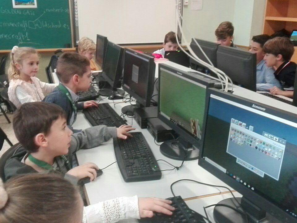 demonmaiden's tweet photo. #LaDevesaJPA18 comienzan a construir con minecraft https://t.co/Z7w8VqCBia