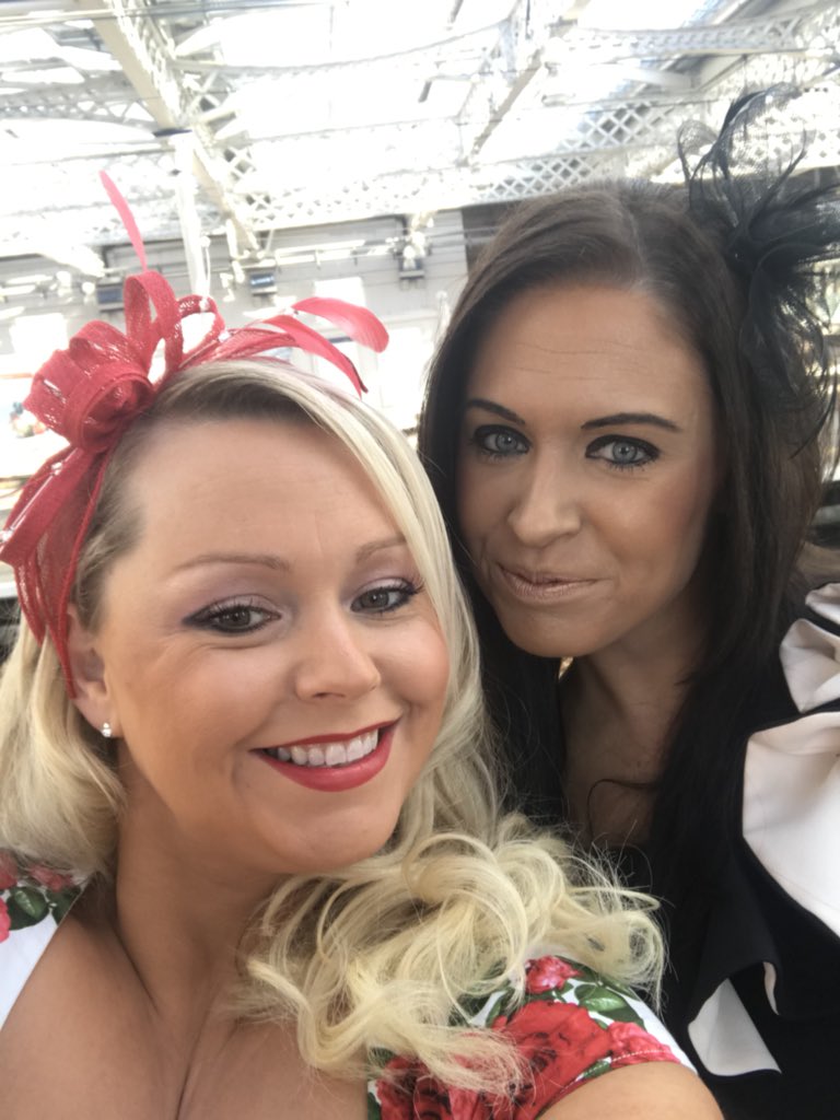 LinziMartin2's tweet photo. Time for some fun at the races 🥂❤️🐎💃 https://t.co/7IDdQZtyo2