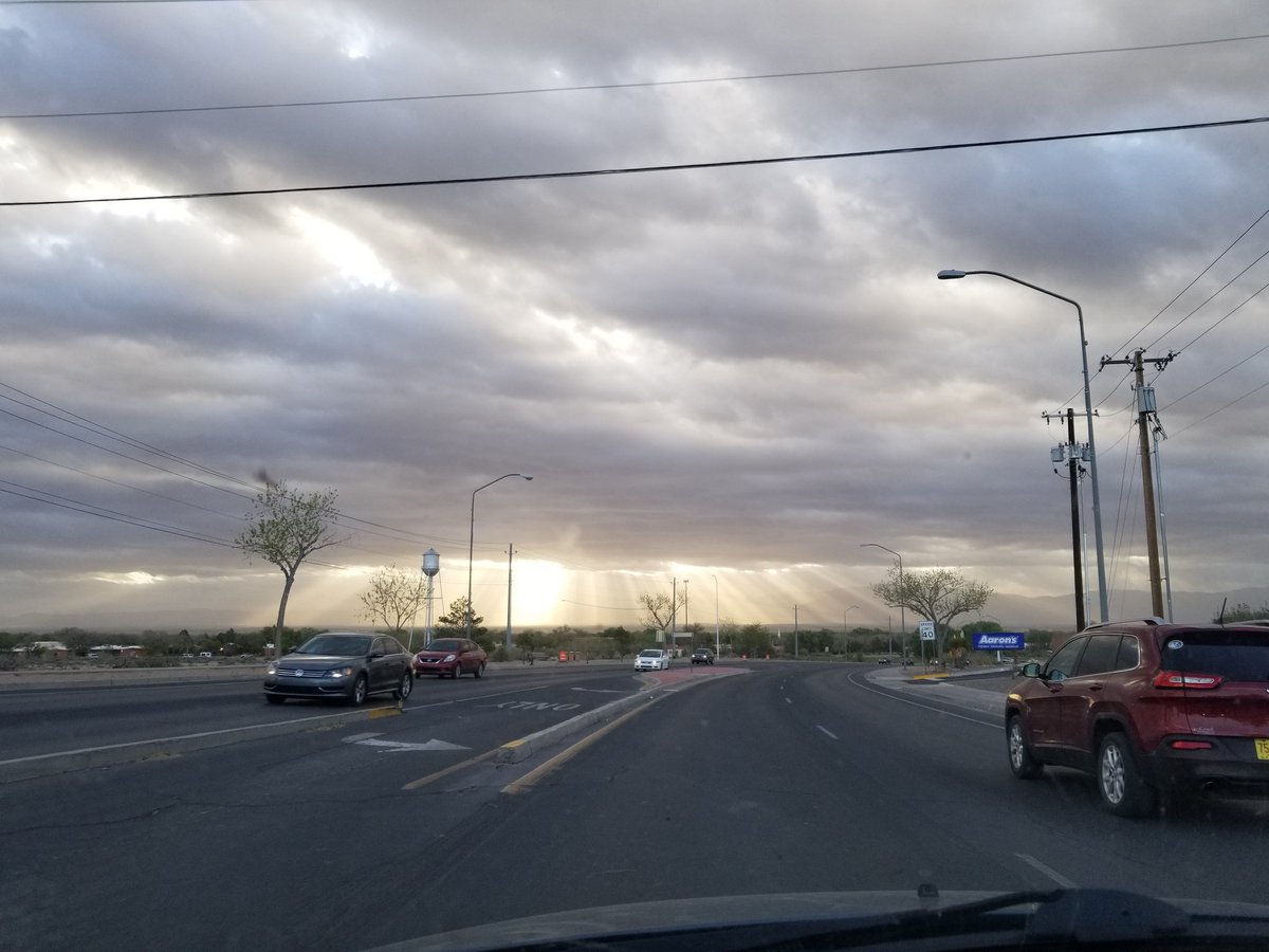 Valencia_County's tweet photo. My sunrise this morning. #OnlyInNM https://t.co/4li8MnlbMa