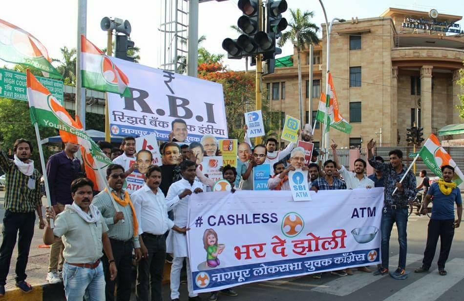 IYCMaha's tweet photo. नागपुर लोकसभा युवक काँग्रेस ने मोदी, शाह, जेटली, मुख्यमंत्री फड़नवीस, अर्थमंत्री सुधीर मुनगंटीवार, गवर्नर उर्जित पटेल, नीरव मोदी, माल्या, ललित मोदी, Rotomac कोठारी, जय शाह के मुखौटे पहनकर और राष्ट्रीकृत बैंको के ATM के प्लेकार्डस हाथ मे लेकर #CashCrunch के खिलाफ आंदोलन किया। https://t.co/bZLEuDNB3i