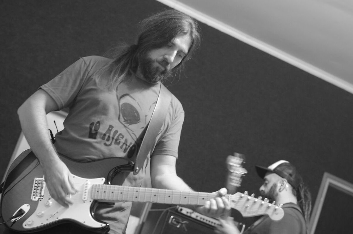 LoAjenoOficial's tweet photo. ULTIMO ENSAYO!
 Mañana en @elvisriocuarto junto a @sdepescado y #LaGoudar
#LoAjeno #SueñodePescado
#RockNacional https://t.co/4crNcqiSJQ