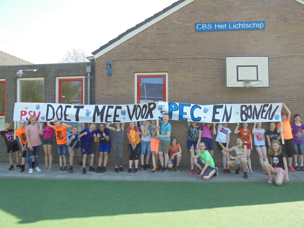 HetLichtschip's tweet photo. Groep 7/8 heeft de prijs gewonnen met het leukste spandoek. 
psv doet mee voor sPEC en bonen. 
Rondleiding door het stadion en persconferentie met aantal spelers. GAAF!! https://t.co/3VdkuBiye8