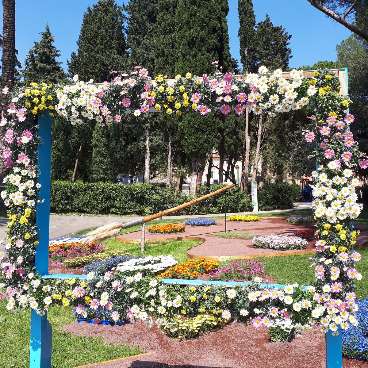 Tweetty84's tweet photo. La vita é un tripudio di colori  #Euroflora2018 #tavolozzadicolori #quadrodicolori https://t.co/w0tK1hVhi2