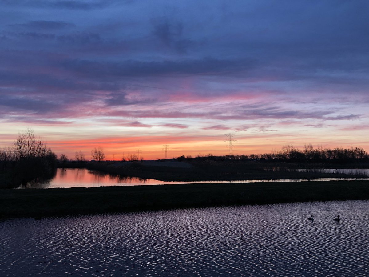 Edwinvda's tweet photo. Zonsopgang en zonsondergang in #degrootewielen Rosmalen. https://t.co/Vt3hEUMBxp