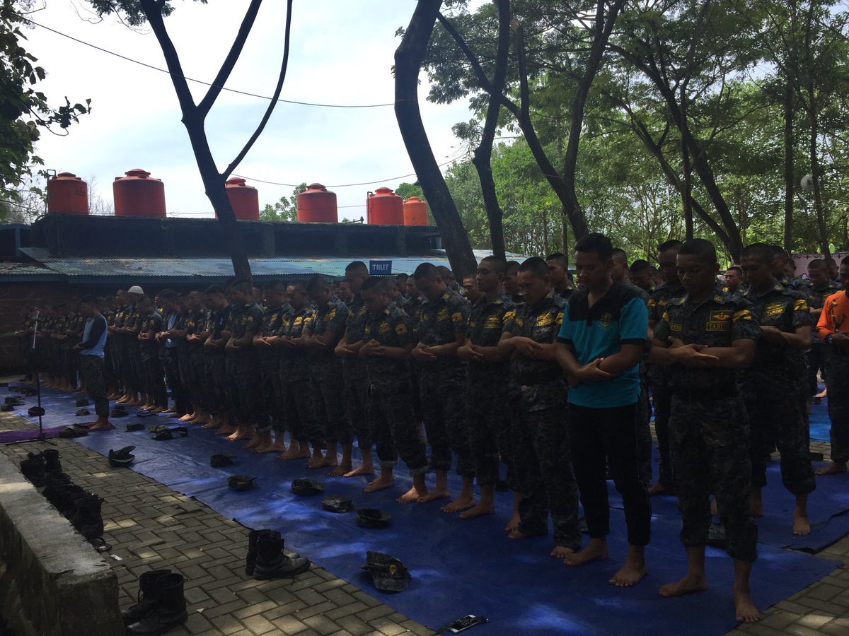 official_pipsmg's tweet photo. Usai beraktivitas, Taruna/i @pipsemarang_ berbersih &amp; berkemas, dilanjutkan sholat dluhur berjamaah dan makan siang bersama
#tarpala #taruna #pipsmg #pipsemarang @kemenhub151 @BPSDMP151 https://t.co/D0yD0vyO6L