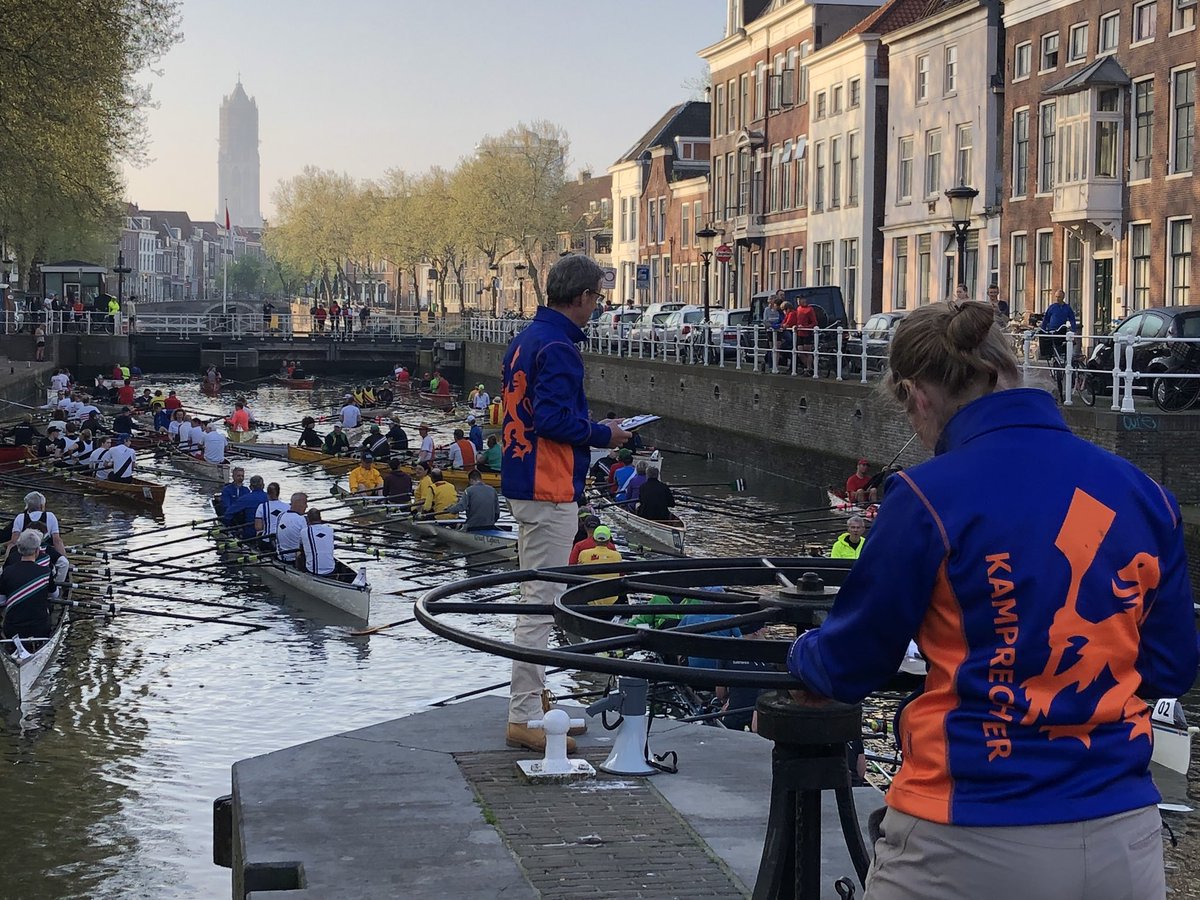 We starten voor het eerst dit jaar vanuit de Weerdsluis... Water daalt in de sluis &amp; spanning bij de roeiers stijgt 😊 Hart van Holland 2018, we zijn er klaar voor! #hvh2018
