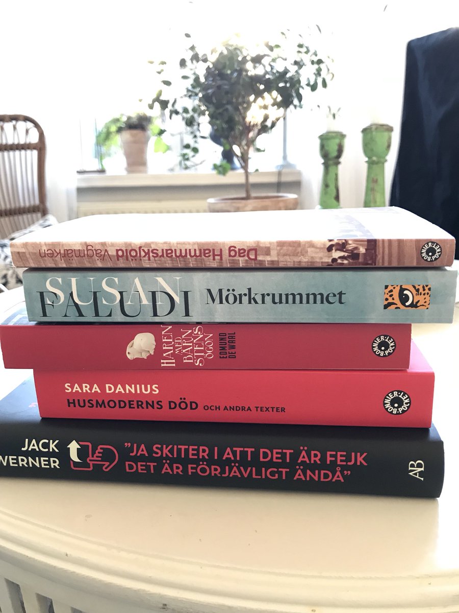 Skall snart åka på semester, läser ungefär en bok per dag, behöver några till. Tips, tack. Gärna pocket.