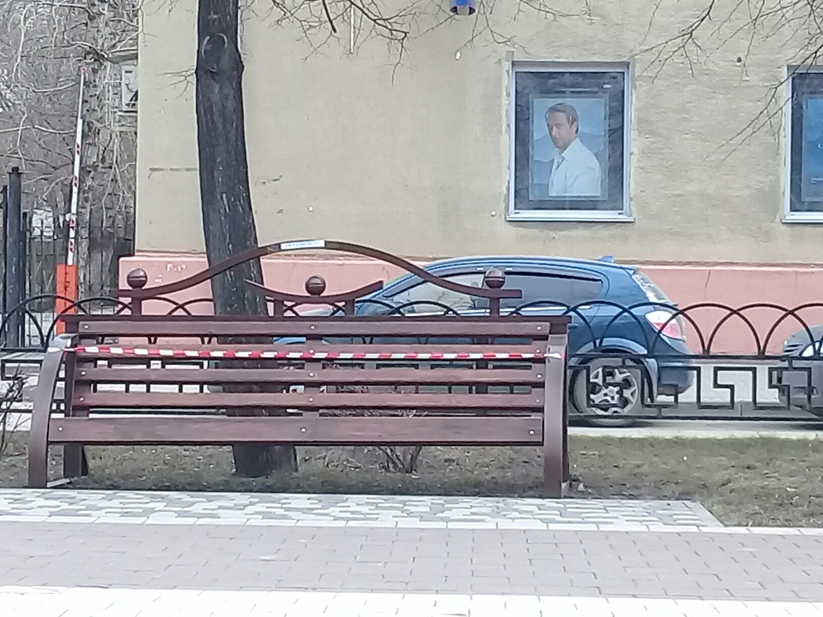 Скамейка на площади
