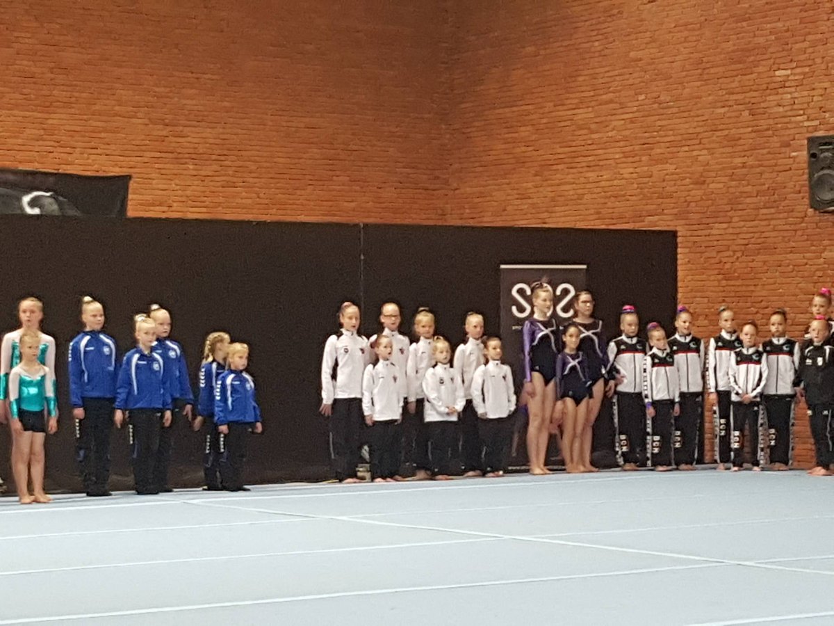 Vandaag heeft de acro de Spring In The Air cup! We zijn er klaar voor!! Succes dames !!