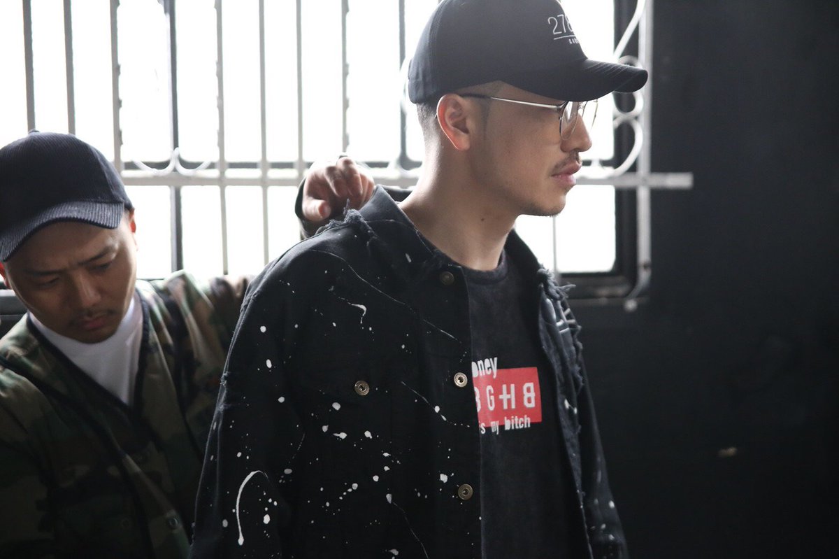 BagarchOfficial's tweet photo. AK-69着用アイテム :
CAP : 6 PANEL CAP -2782- 【BLK】
OUTER : BLK PAINT DENIM JKT【BLK】
INNER : BOXLOGO-TS【TIE-DYE】
ITEM : METAL FRAME COLOR SUNGLASS【BROWN】
https://t.co/JmVCBtq6s1
#bagarch #bghb #ak69 #6panelcap2782 #blkpaintdenimjkt #boxlogots #2782_bghb #18ss https://t.co/NA6gFDIVRk